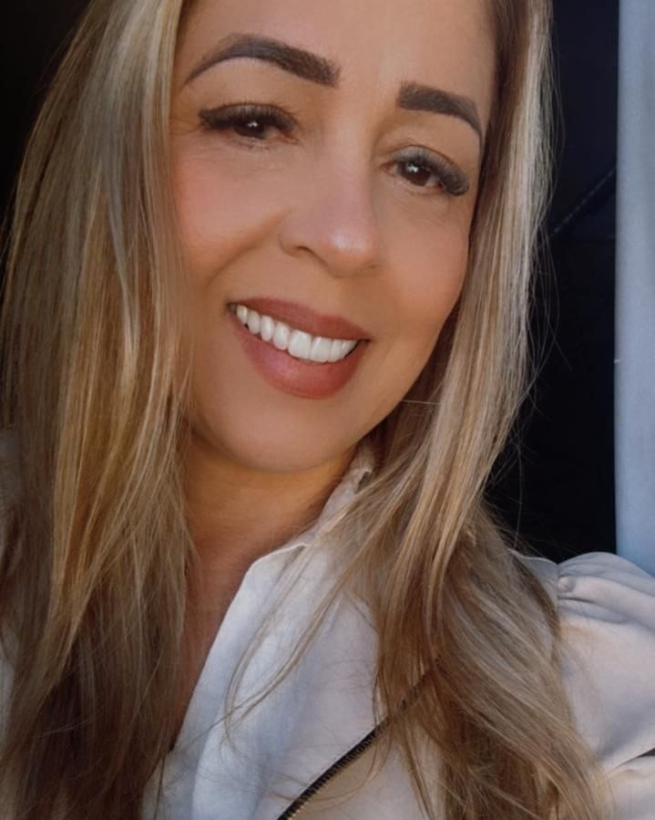 Verbênia Dourado sorrindo